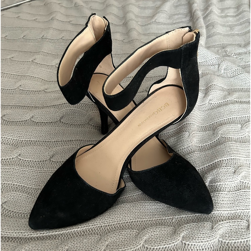 Kitten heel, strappy, suede pumps